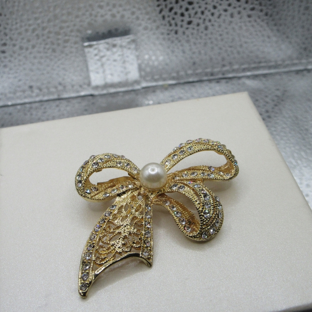 Beautiful Bow Brooch
